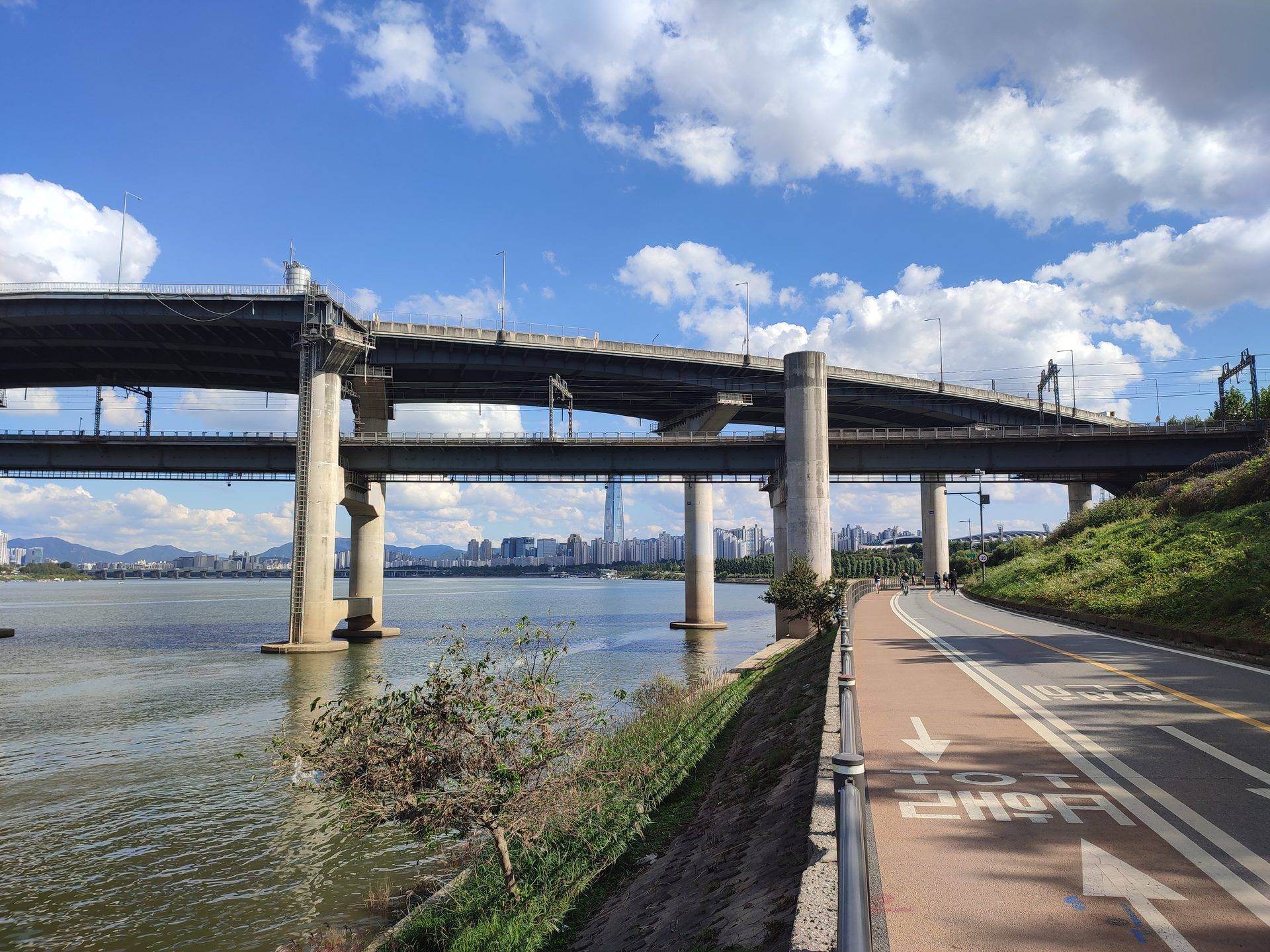 Cheongdam Bridge, Seoul (location photo, not a drama still)