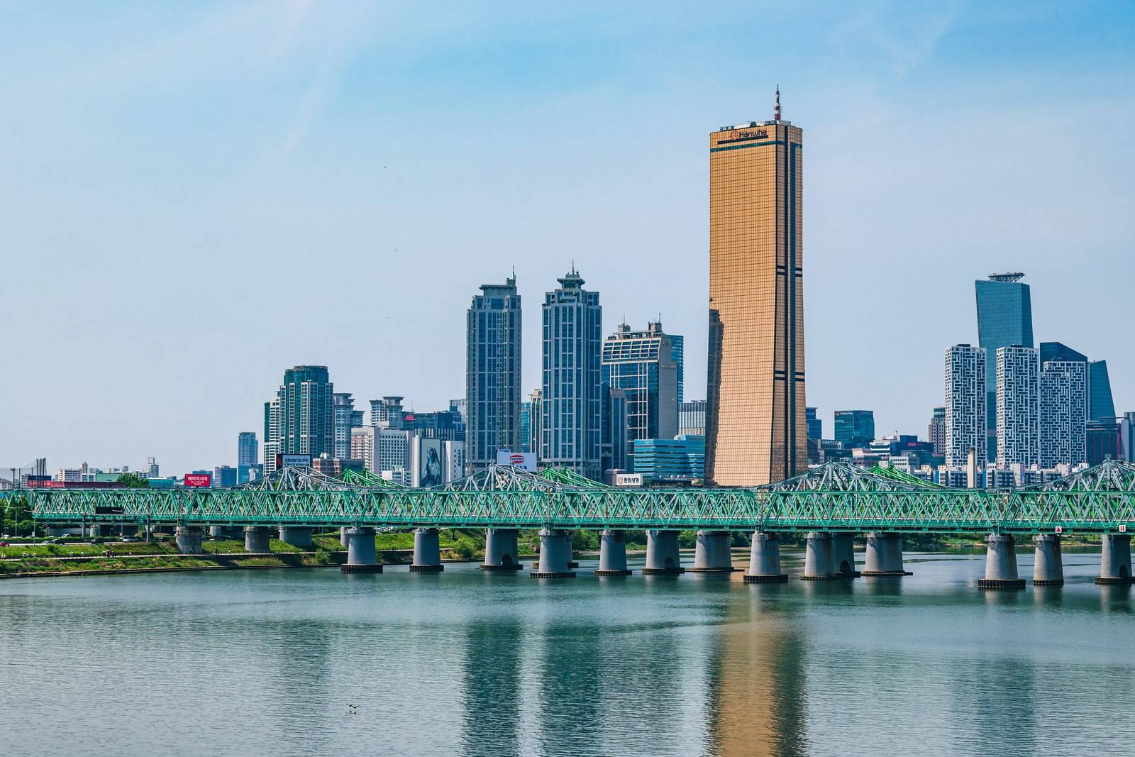 Hangang Railway Bridge with Yeouido skyline, Seoul (location photo, not a drama still)