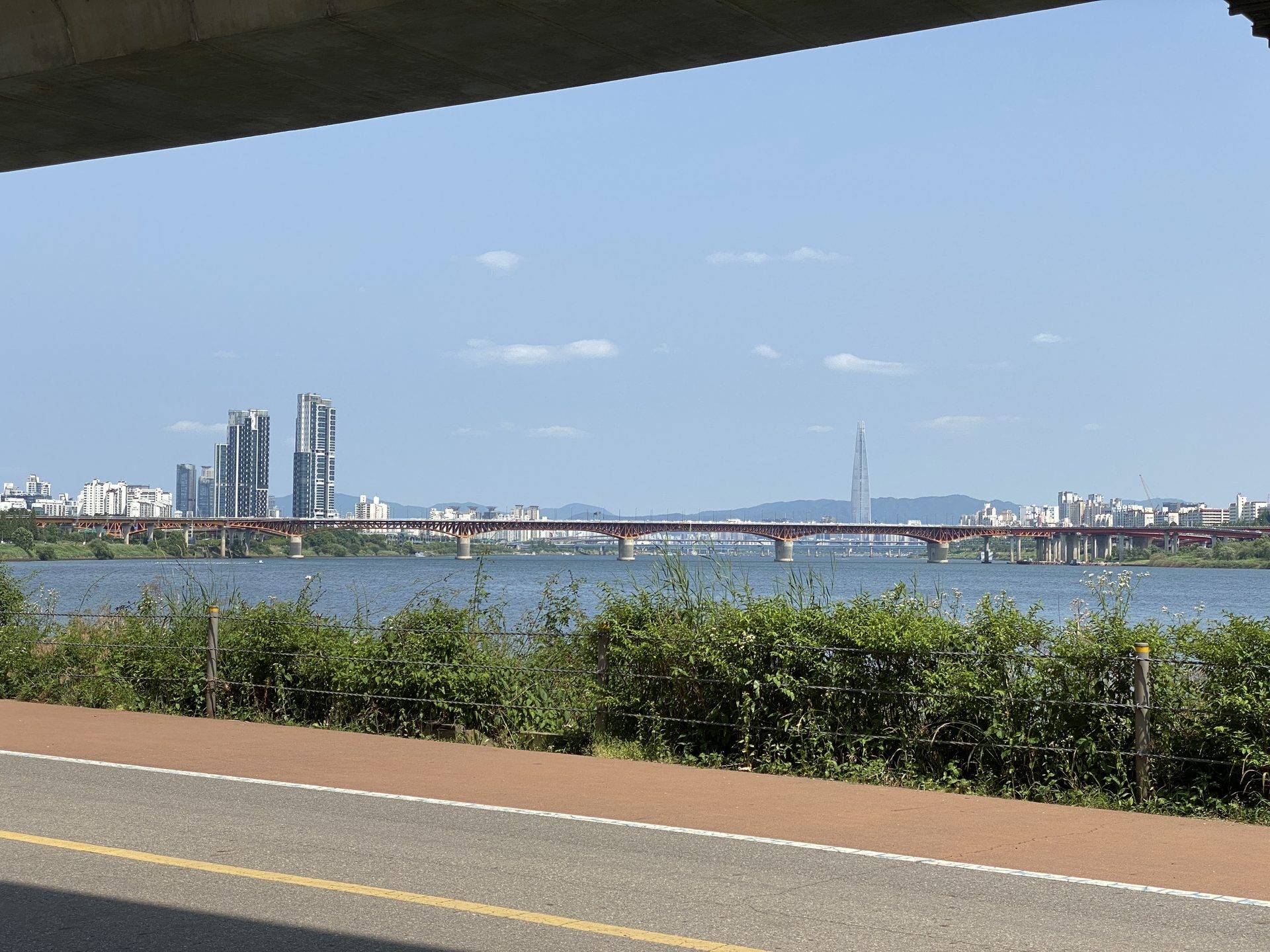 Seongsu Bridge and Lotte World Tower, Seoul (location photo, not a drama still)