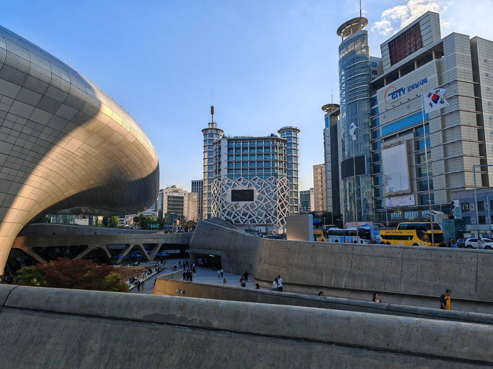 Dongdaemun Design Plaza curved facade (location photo, not a drama still)