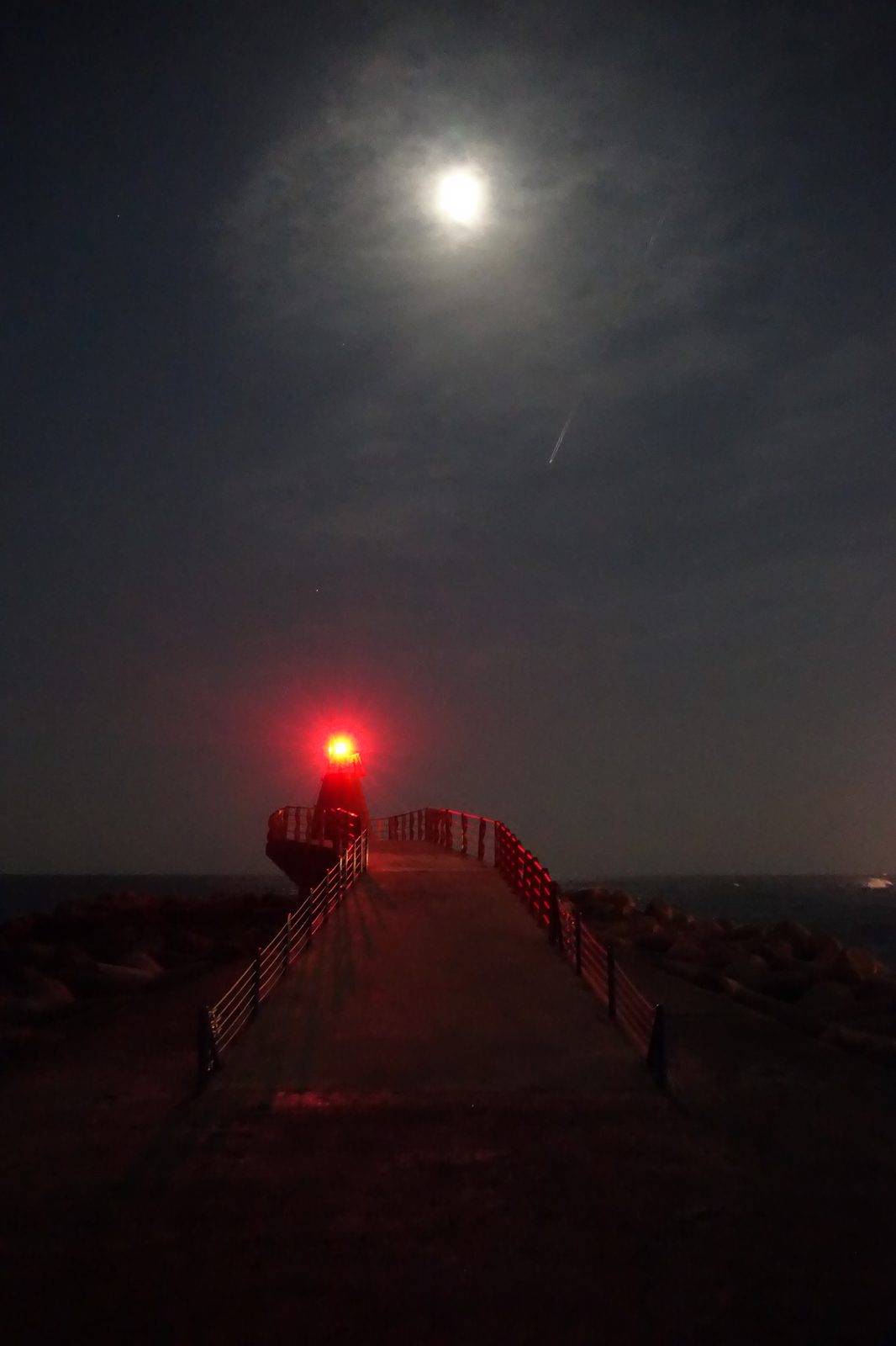Daejin Port breakwater at night, Donghae (location photo, not a drama still)