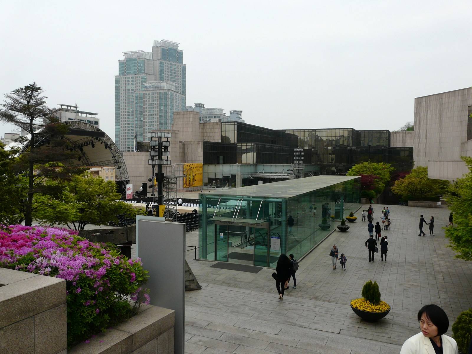 Seoul Arts Center, near the bus stop, Seoul (location photo, not a drama still)