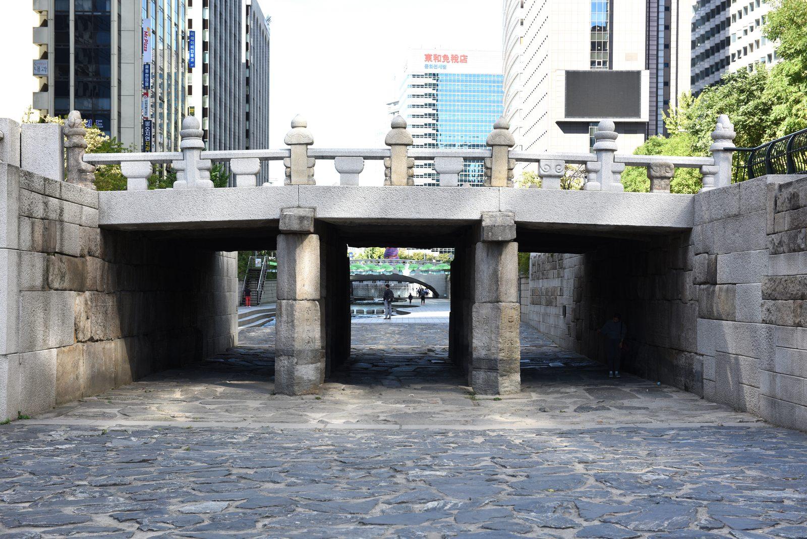 Gwangtonggyo Bridge, Cheonggyecheon, Seoul — an Our Unwritten Seoul filming location (location photo, not a drama still)