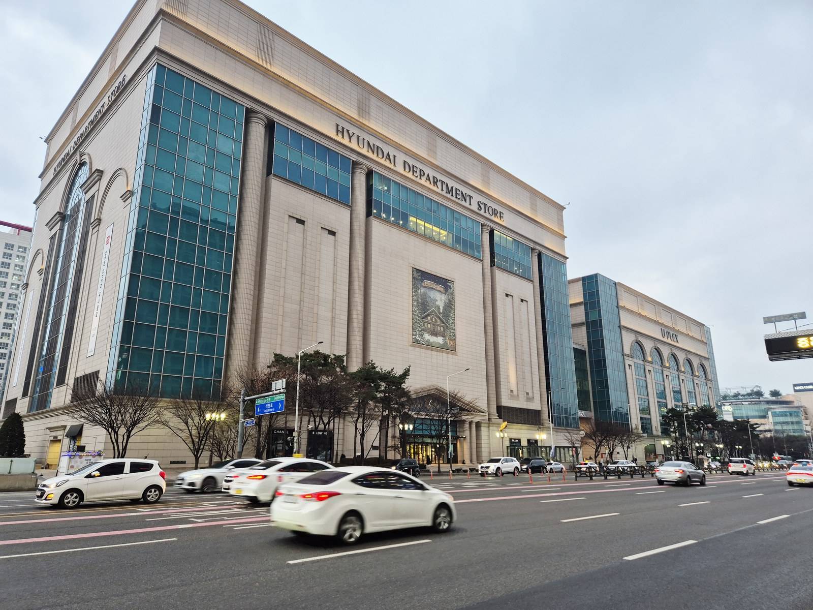 Hyundai Department Store Jung-dong, Bucheon (location photo, not a drama still)