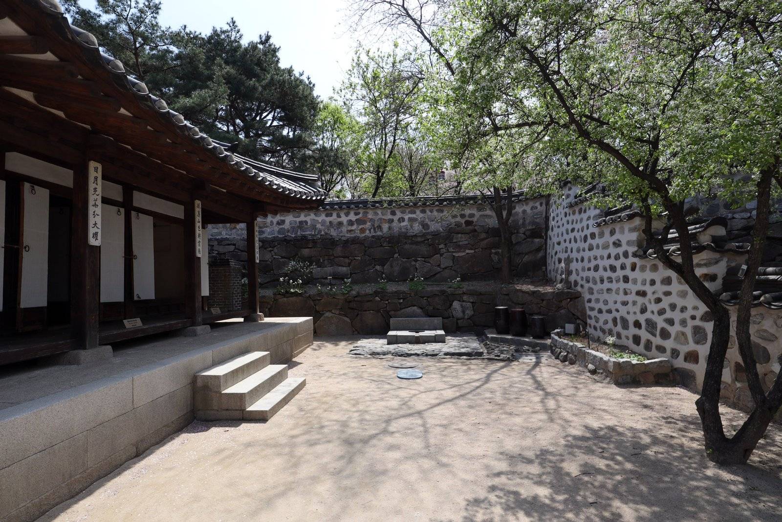 Hanok courtyard in Namsangol Hanok Village (location photo, not a drama still)