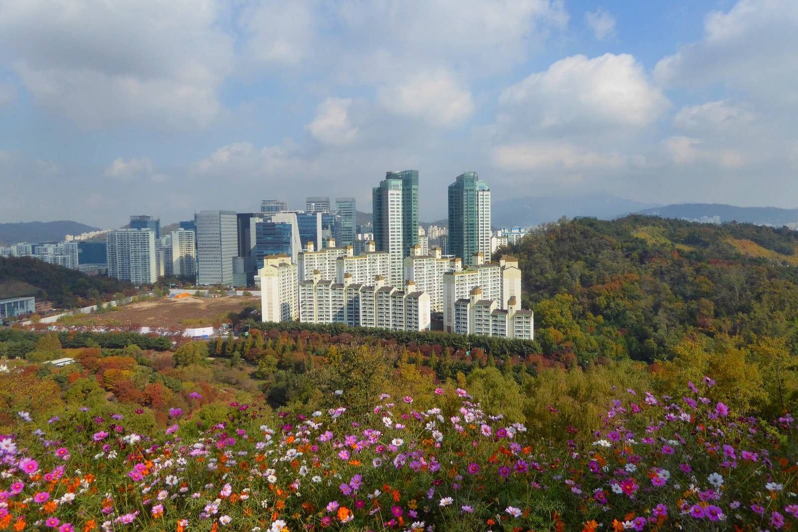 View of Maebongsan-ro from Haneul Park, Seoul (location photo, not a drama still)
