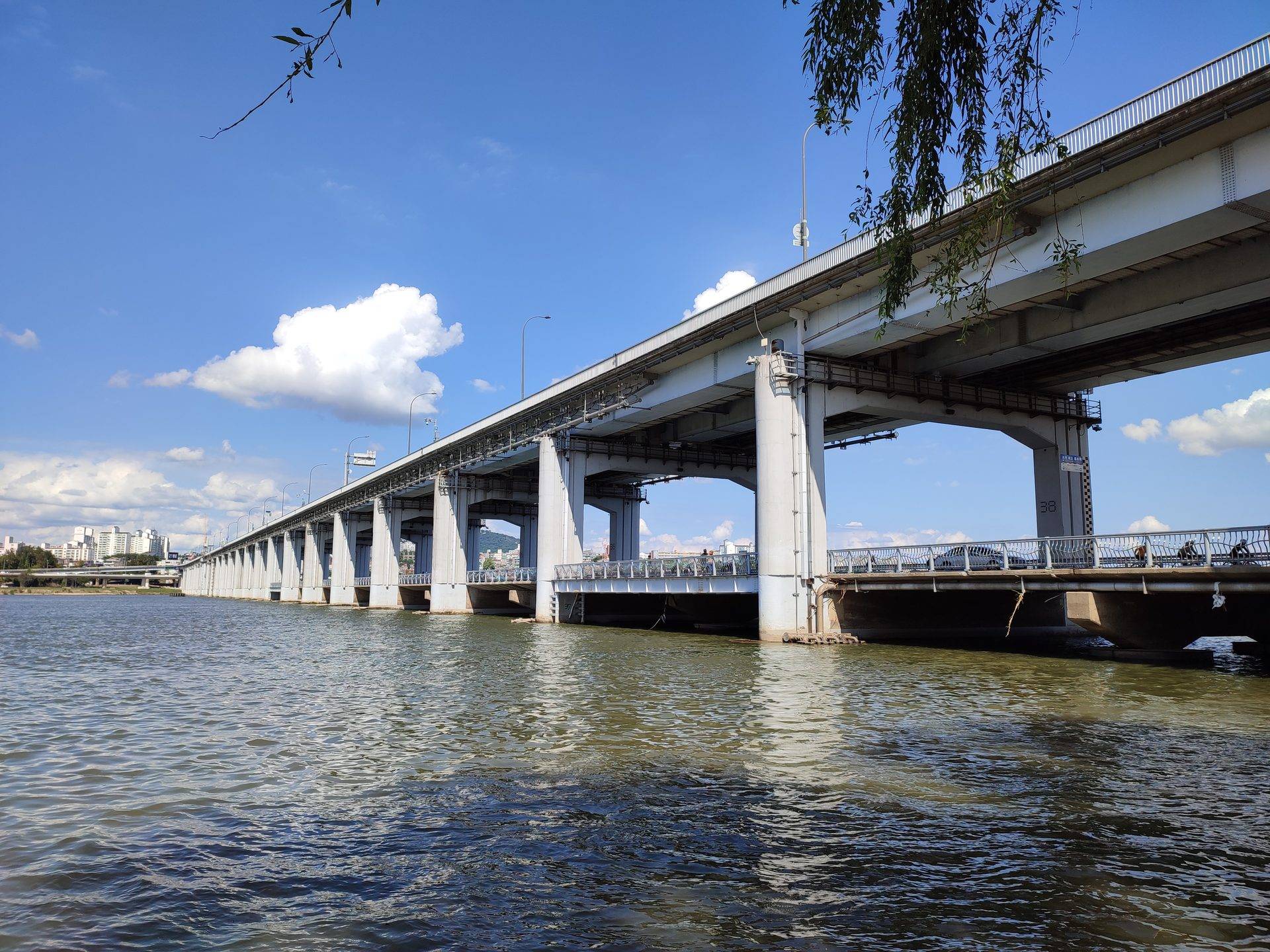 Banpo Bridge, Seoul (location photo, not a drama still)