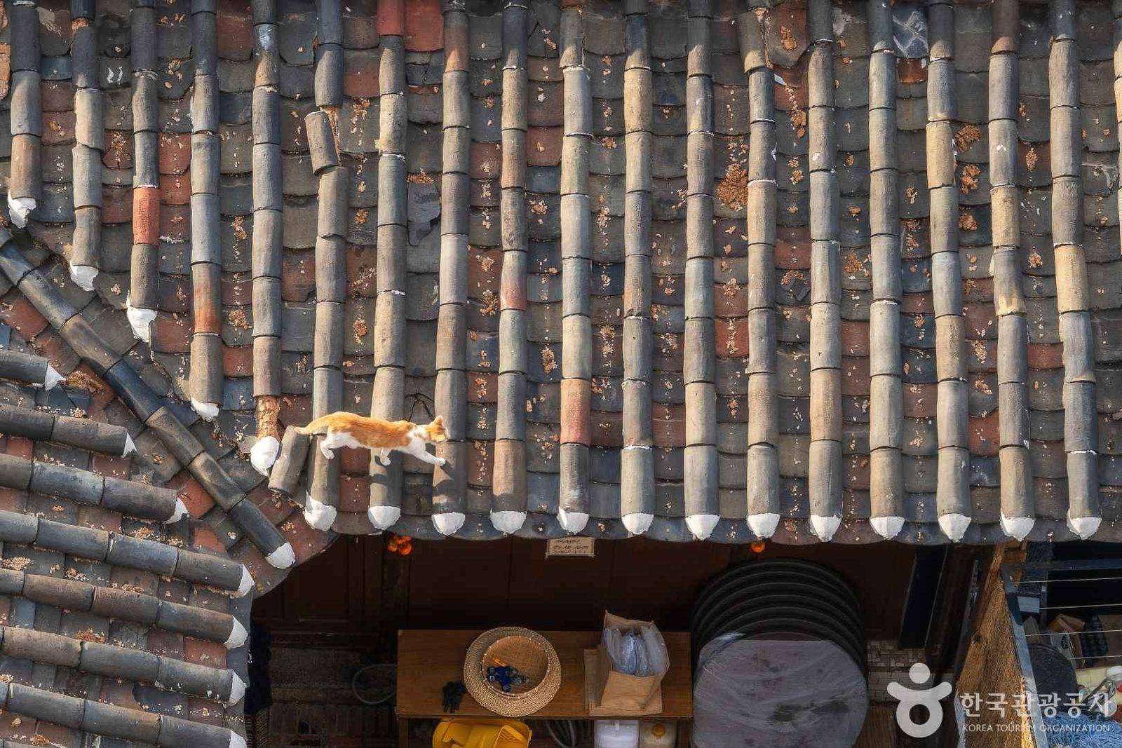 Ikseon-dong Hanok Street, Seoul (location photo, not a drama still)