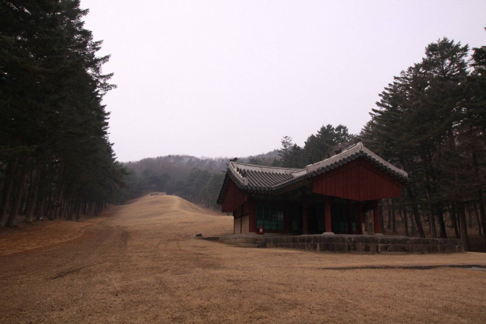 Soryeongwon exterior from the approach path (location photo, not a drama still)