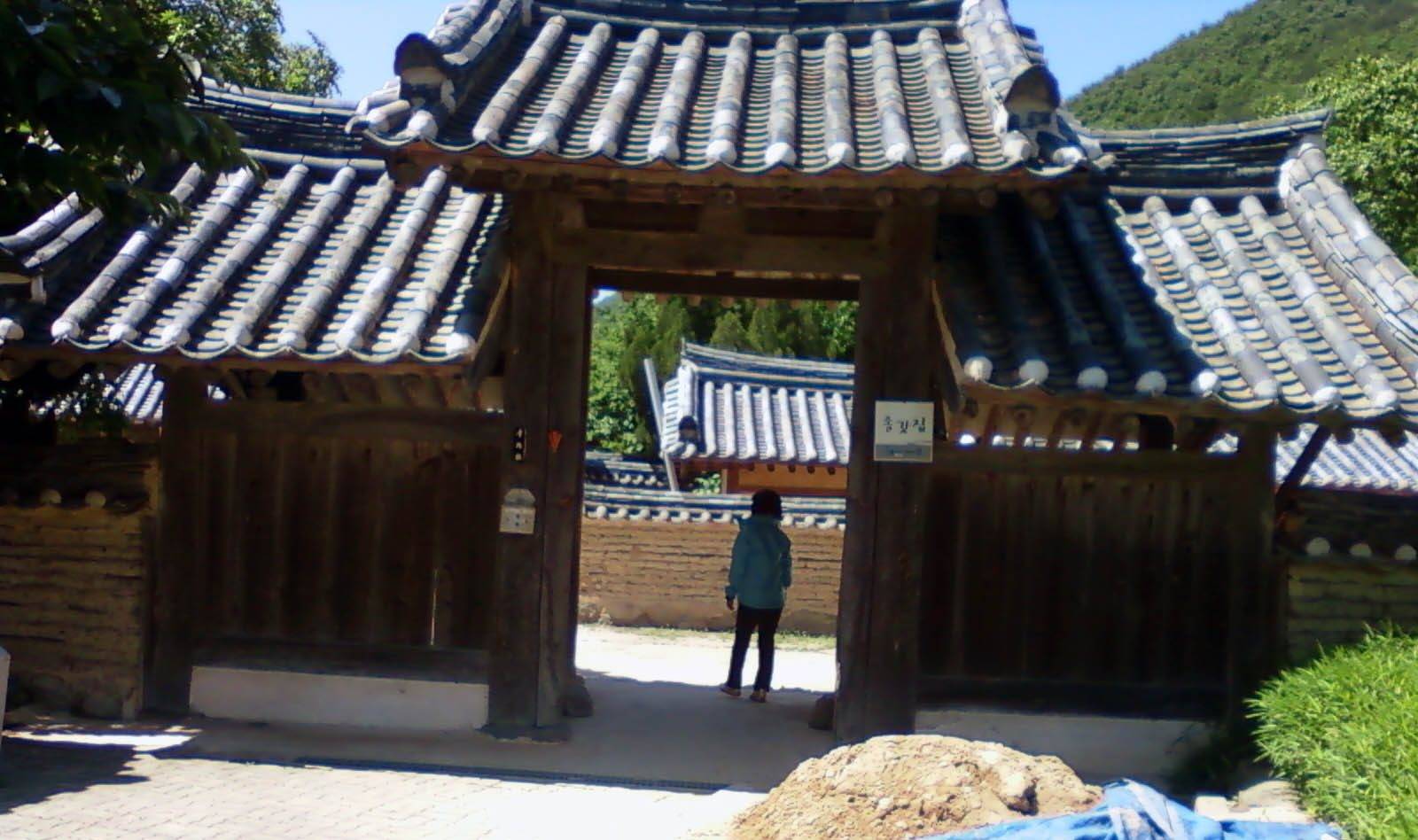 Main gate of Dongnakdang, Gyeongju (location photo, not a drama still)