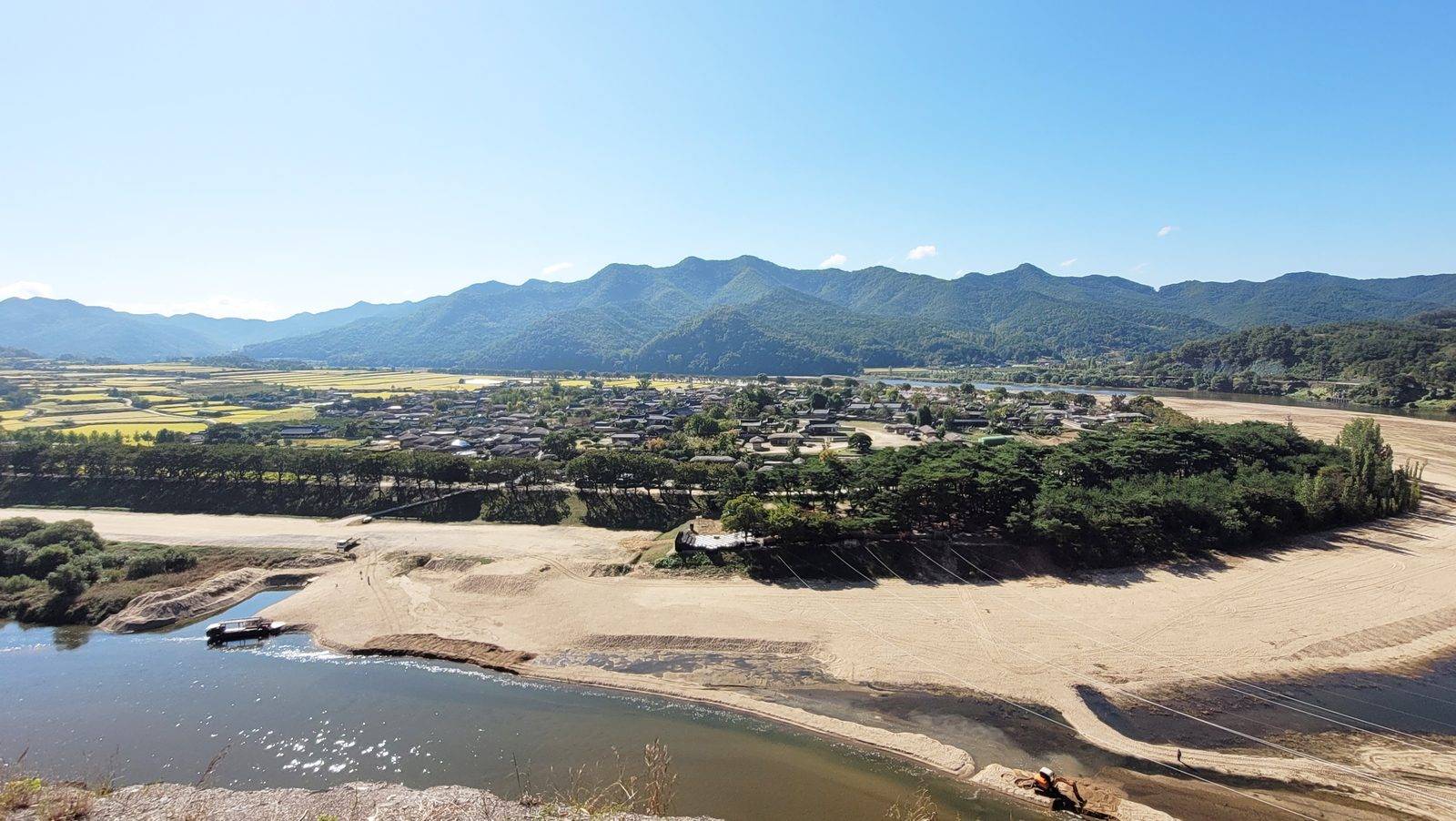 Hahoe Folk Village and the Nakdong River (location photo, not a drama still)