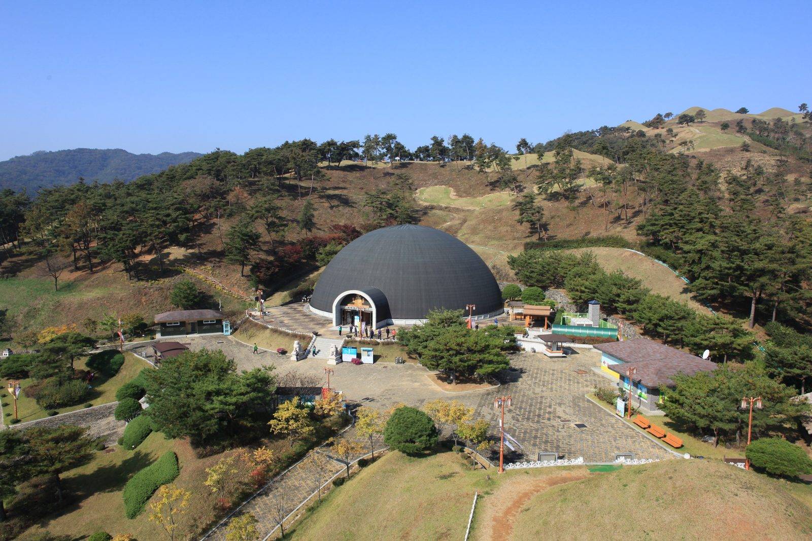 Daegaya royal tomb exhibition hall and tomb mounds at Jisan-dong, Goryeong (location photo, not a drama still)