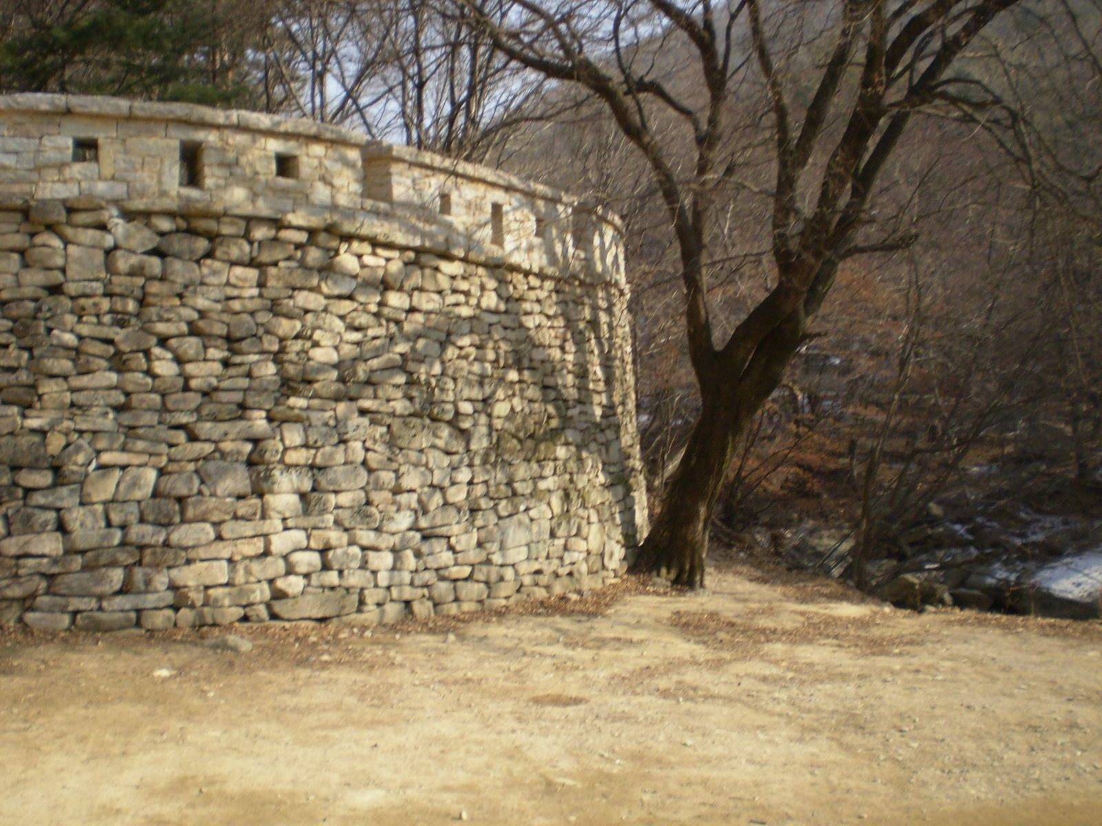 Stone wall of Jogokgwan, the second gate of Mungyeongsaejae (location photo, not a drama still)