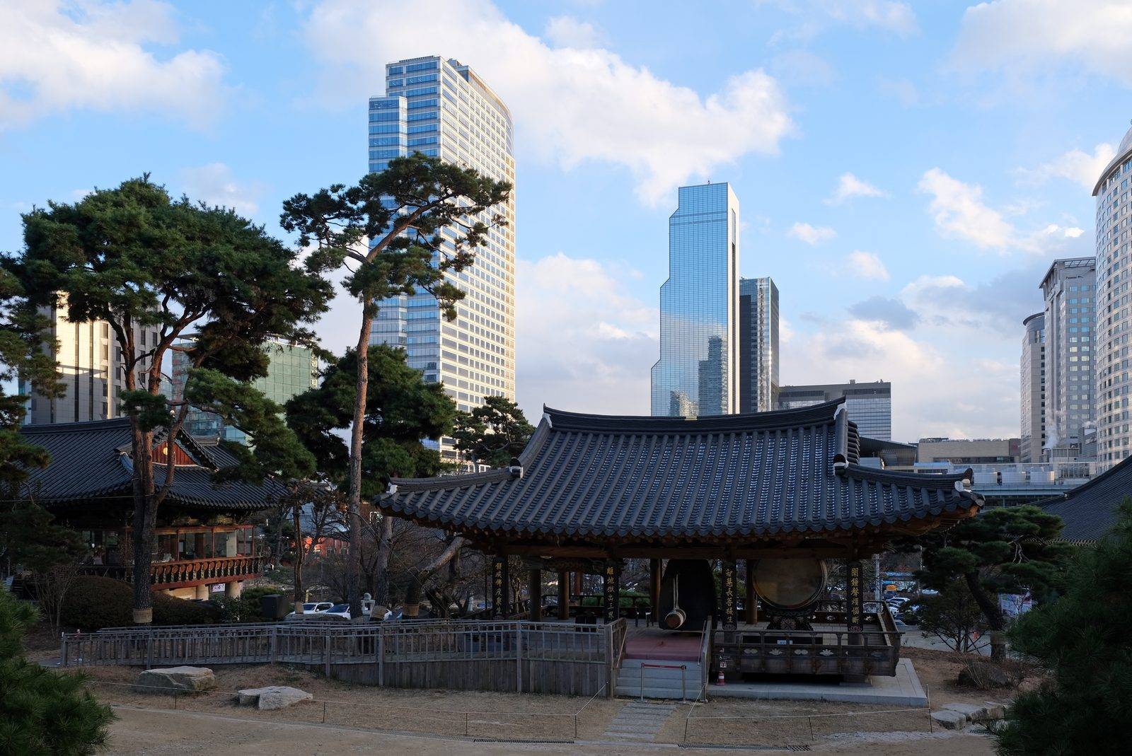 Bongeunsa Temple, Seoul (location photo, not a drama still)