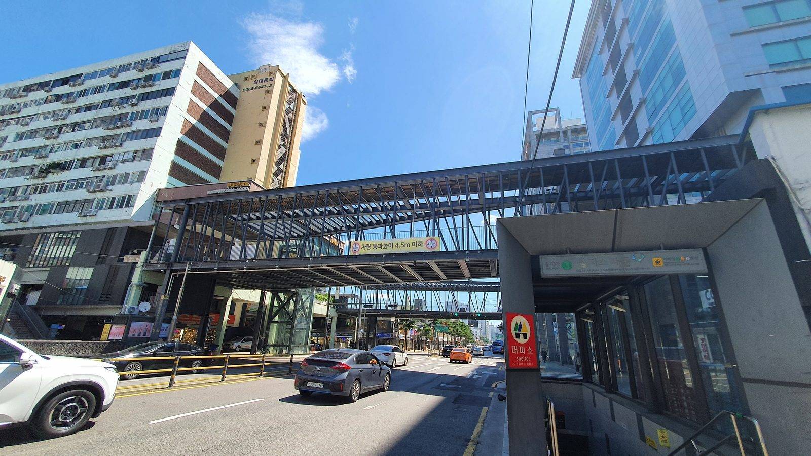 Pedestrian overpass at Sewoon Sangga, Seoul (location photo, not a drama still)