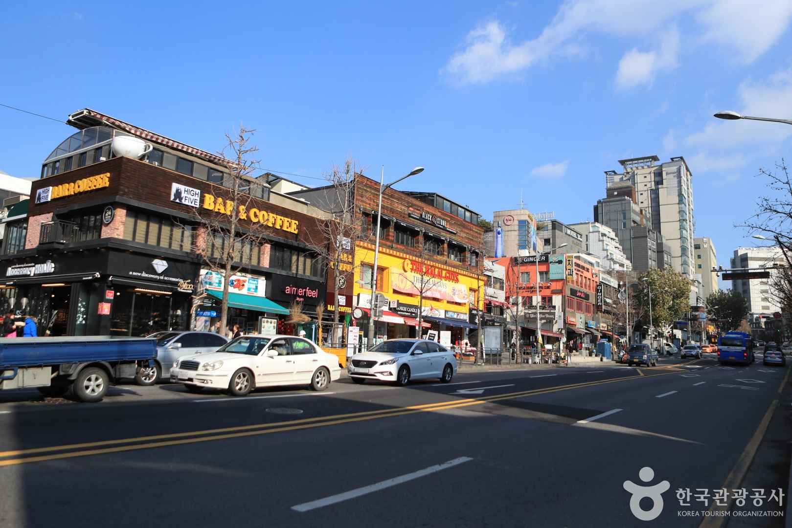 Itaewon-ro streetscape toward Noksapyeong, Yongsan-gu, Seoul (location photograph, not a drama still)